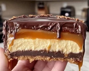 25Homemade No-Bake Twix Cheesecake: The Ultimate Indulgent Dessert