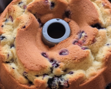 sour cream blueberry coffee cake